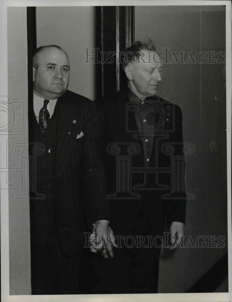 1942 Press Photo US Deputy Marshall leads Martin Halsema to court - nee86240 - Historic Images