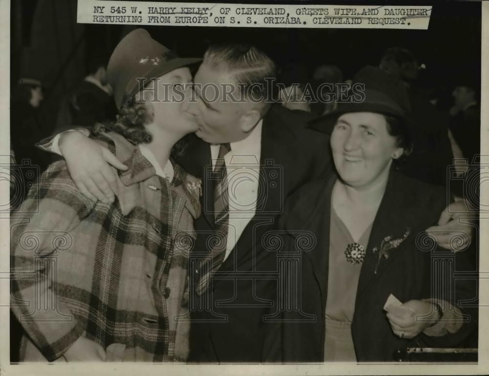 1939 Press Photo Harry Kelly greet wife and daughter from Europe on S.S. Arizaba - Historic Images