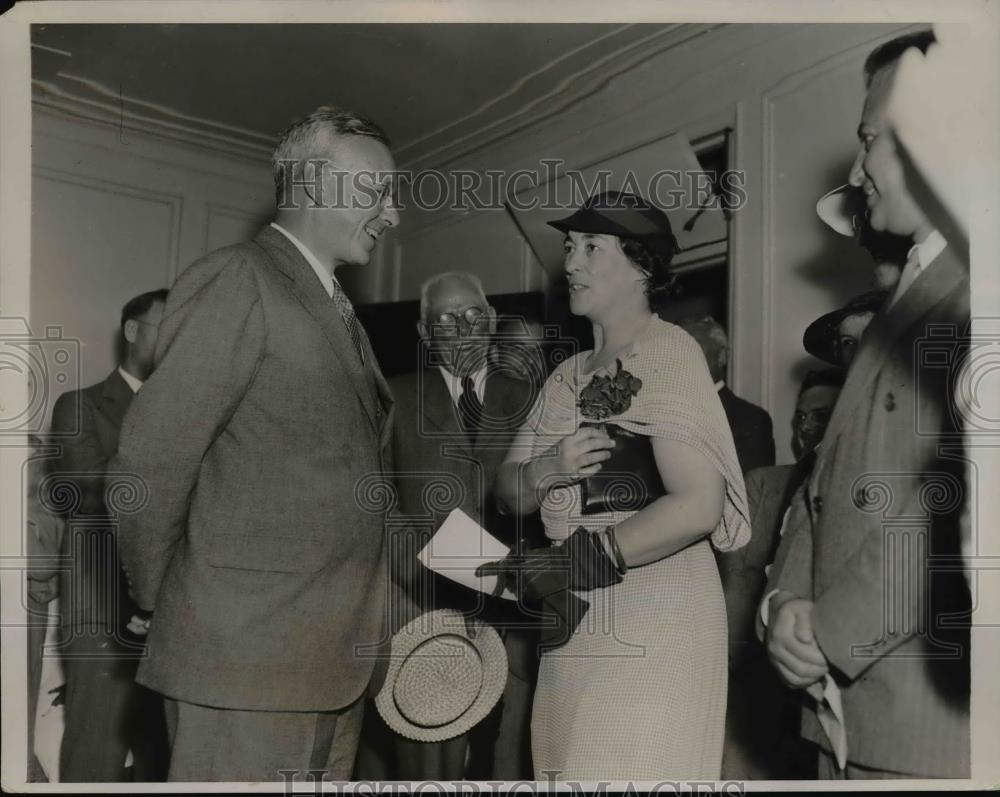 1936 Press Photo Mrs Austin Kimbell, National YWCA president, Alfred Landon - Historic Images