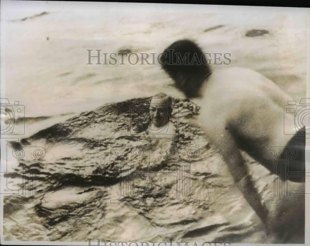 1946 Press Photo President Truman swimming on a vacation cruise in Bermuda - Historic Images