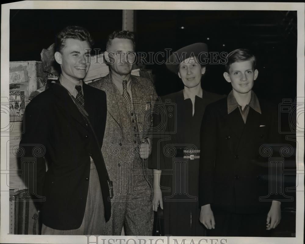 1939 Press Photo Dr Elmerr Belt, wife &amp; sons Charles, Bruce in Hoboken NJ - Historic Images