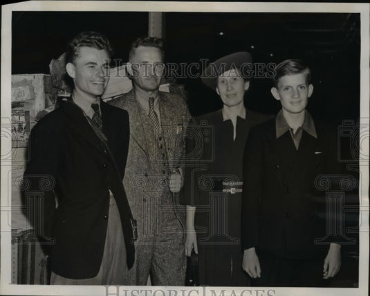 1939 Press Photo Dr Elmerr Belt, wife & sons Charles, Bruce in Hoboken NJ - Historic Images