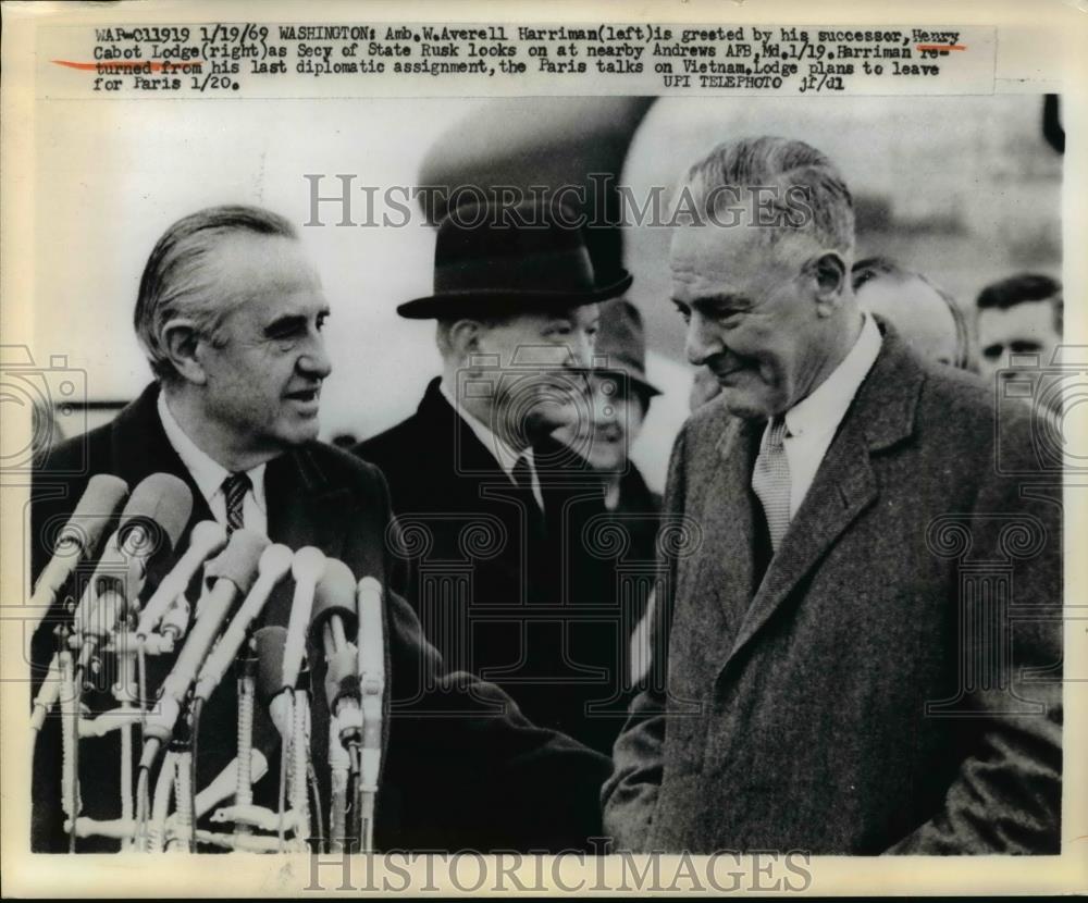 1969 Press Photo Amb.W.Averell Harriman greeted his Successor Henry Cabot Lodge. - Historic Images