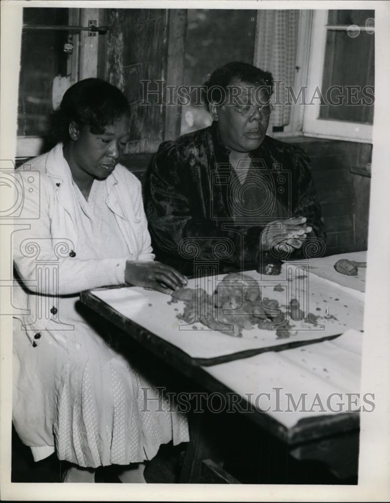 1945 Press Photo Mrs Florence Burkley, Mrs Nina Wilson blind women in Cleveland - Historic Images