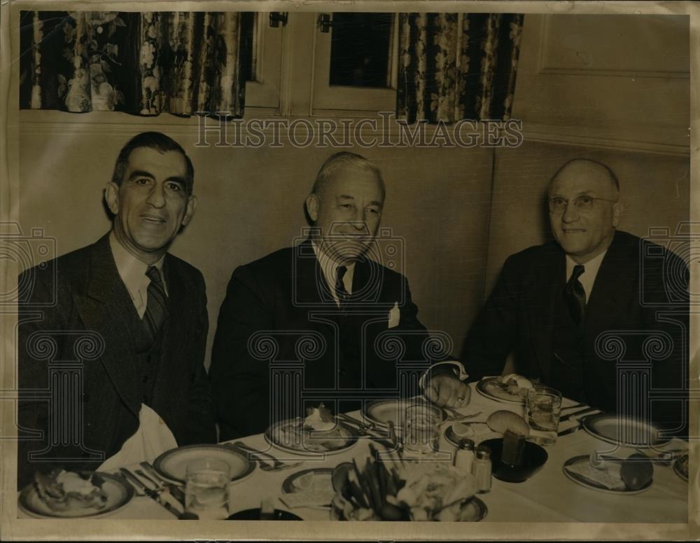 1940 Press Photo A group of men at a dinner table in Cleveland Ohio - nee88223 - Historic Images