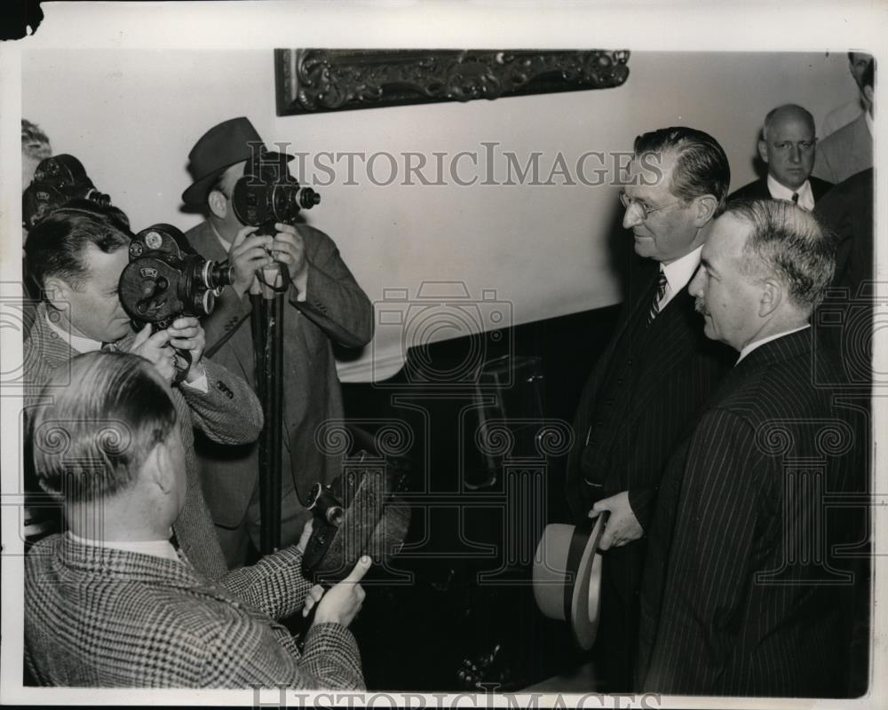 1939 Press Photo Lord Lothian and Count De Saint Quentin pose for Newsreel - Historic Images