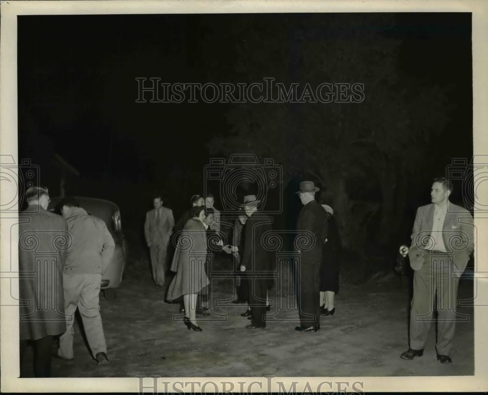 1945 Press Photo Hiloshi Nitta greeted by Ehite members Mthodist Church. - Historic Images