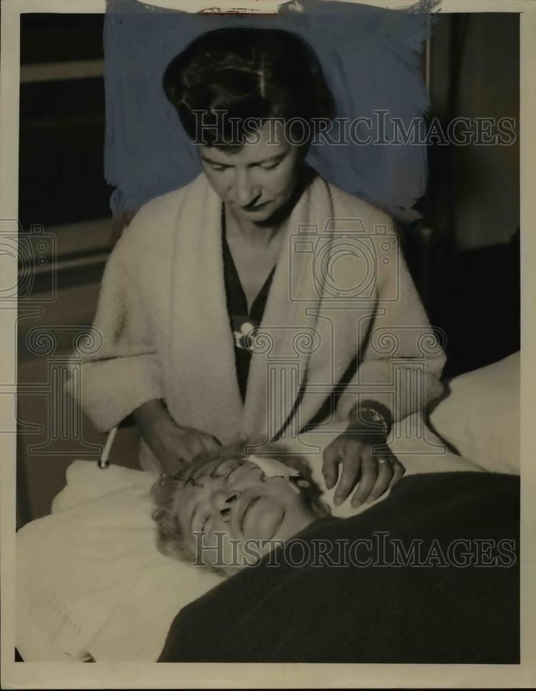 1955 Press Photo Mecery Lidda and Daughter Mrs. Robert Hartman. - nee83593 - Historic Images