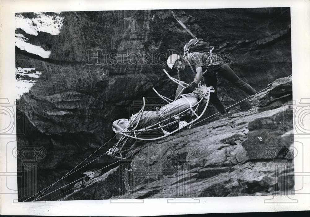 1967 Press Photo Keith Schaffner&#39;s body recovered from Mt Thielsen, Diamond Lake - Historic Images