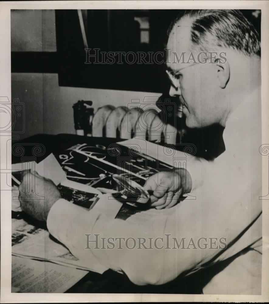 1952 Press Photo Dr.Harry E.Prat of Historical Library examine Lincoln photo - Historic Images