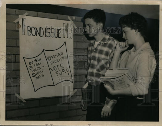 1958 Press Photo Jim Morris & Karen Eier at a Cleveland area school to vote - Historic Images