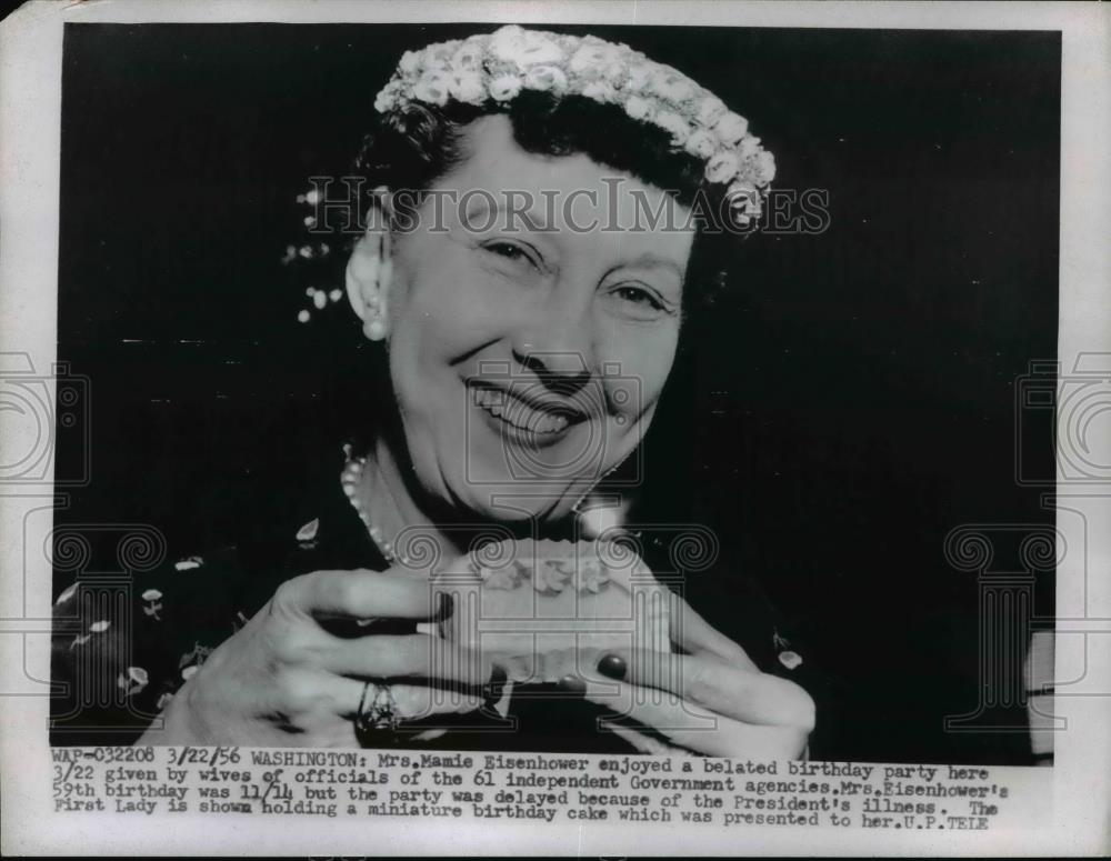 1956 Press Photo Mrs Mamie Eisenhower at birthday part in Washington DC - Historic Images