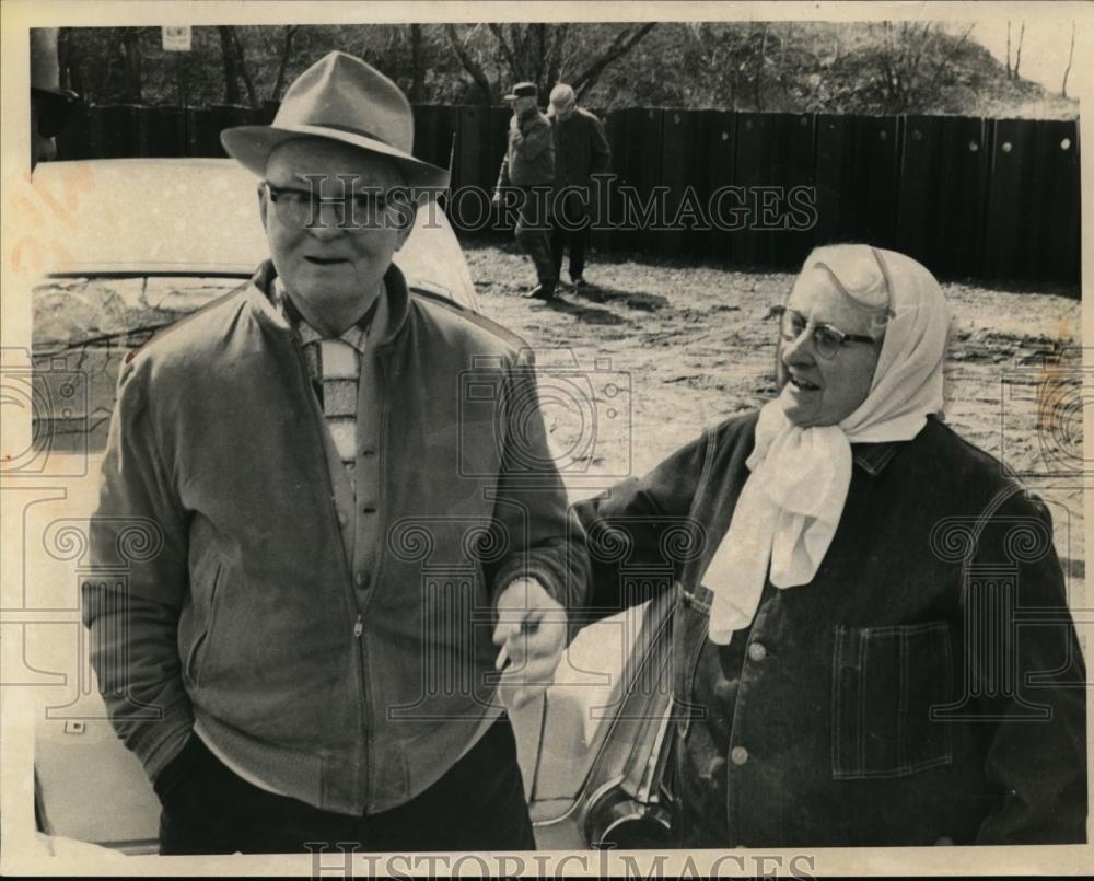 1962 Press Photo Mr and Mrs carl braun of Highland Road - nee86885 - Historic Images