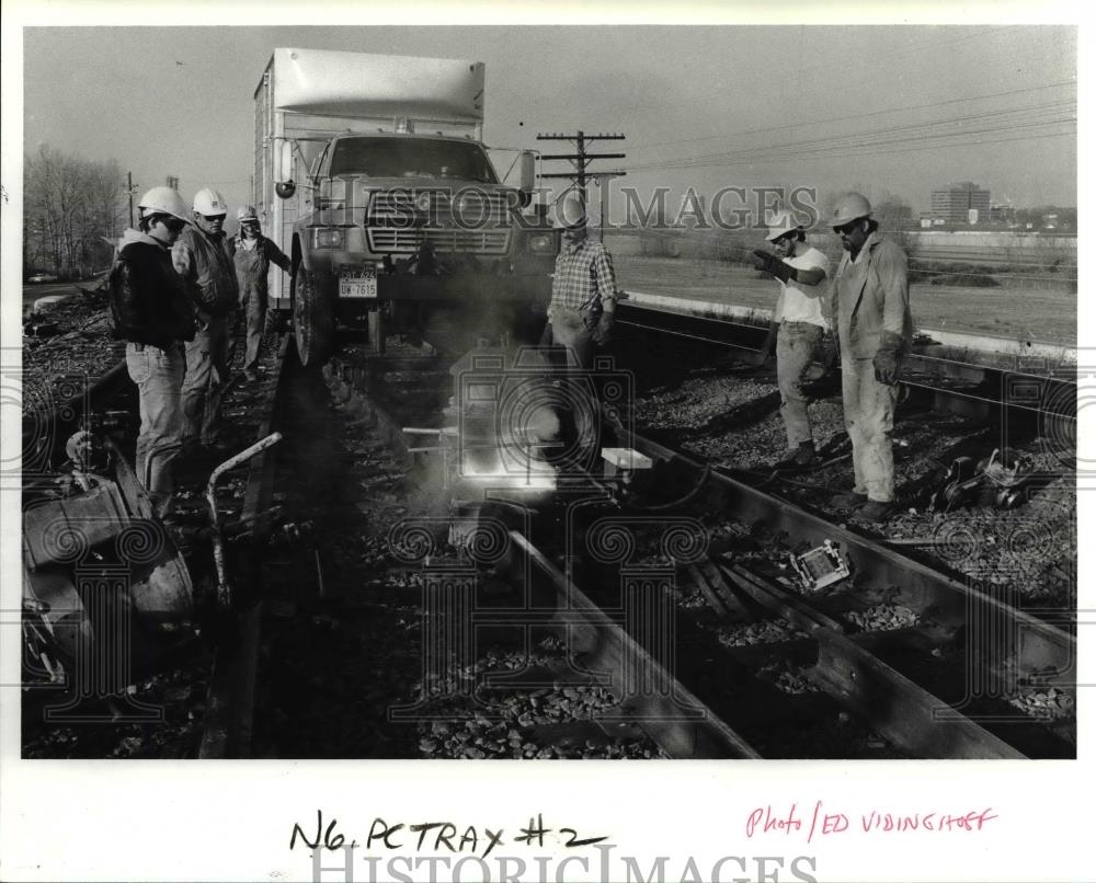 1986 Press Photo Cew on chemical reaction to weld railroad tracks in V