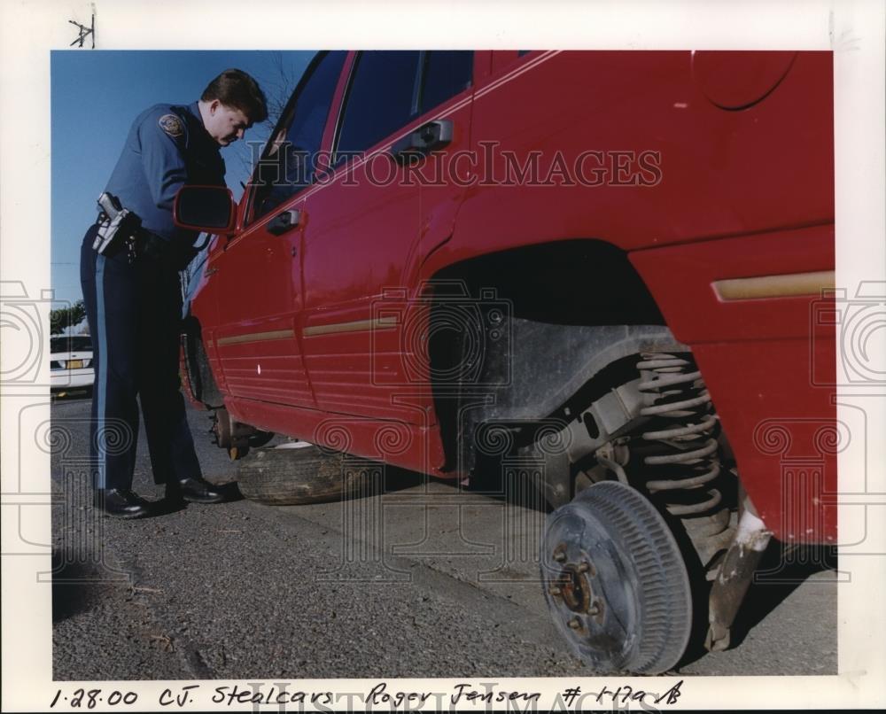 2000 Press Photo Police Officers Checks Out Stolen Automobile - ora99807 - Historic Images