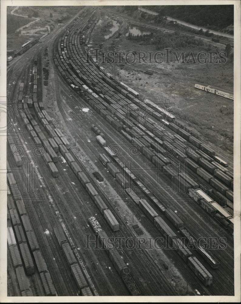 1946 Press Photo Freight trains on siding in OWR &amp; N Albina holding yards - Historic Images