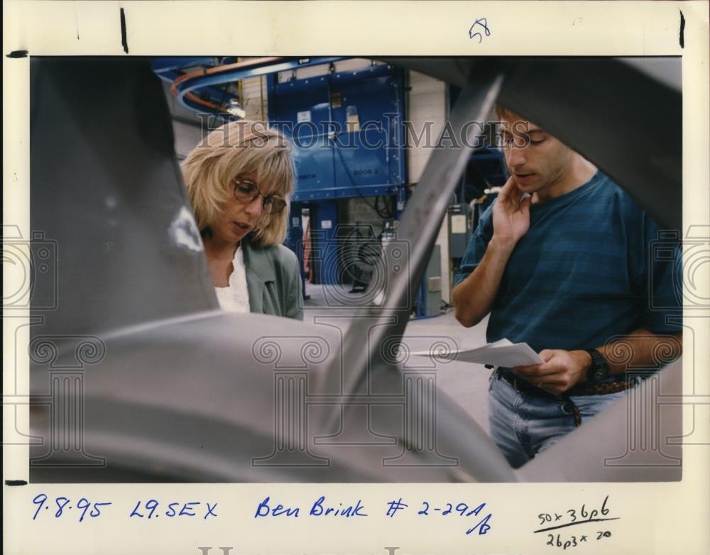 1995 Press Photo Mary McClintock &amp; a man examine her auto - ora51916 - Historic Images