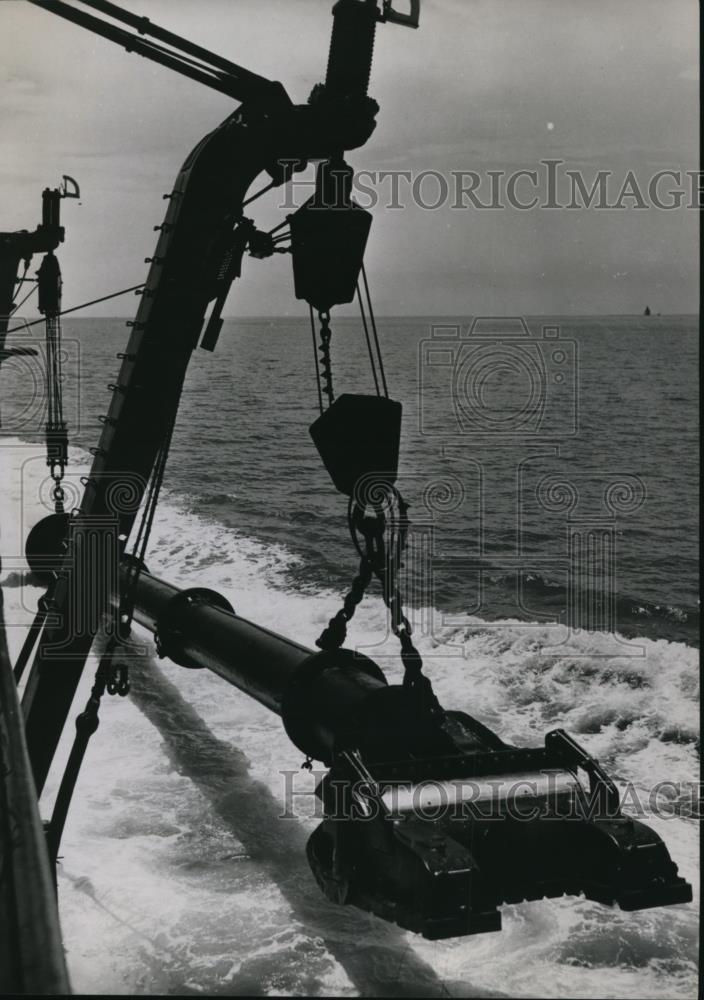 1950 Press Photo Drag arm of the Biddle lowered to river - orb64955 - Historic Images