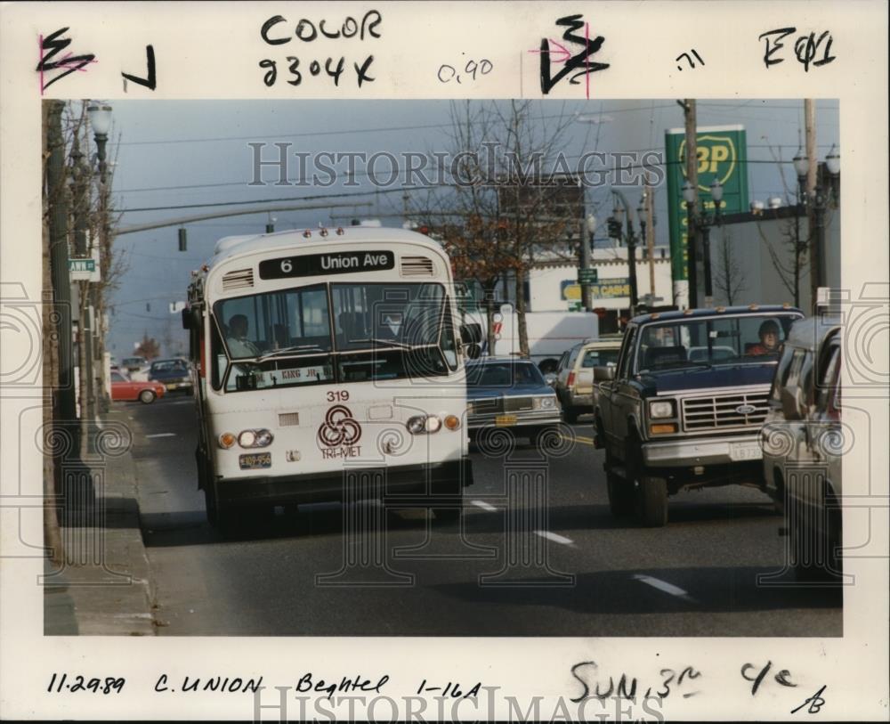 1989 Press Photo No. 6 Union Avenue bus rolls along with M. L. King Blvd sign - Historic Images