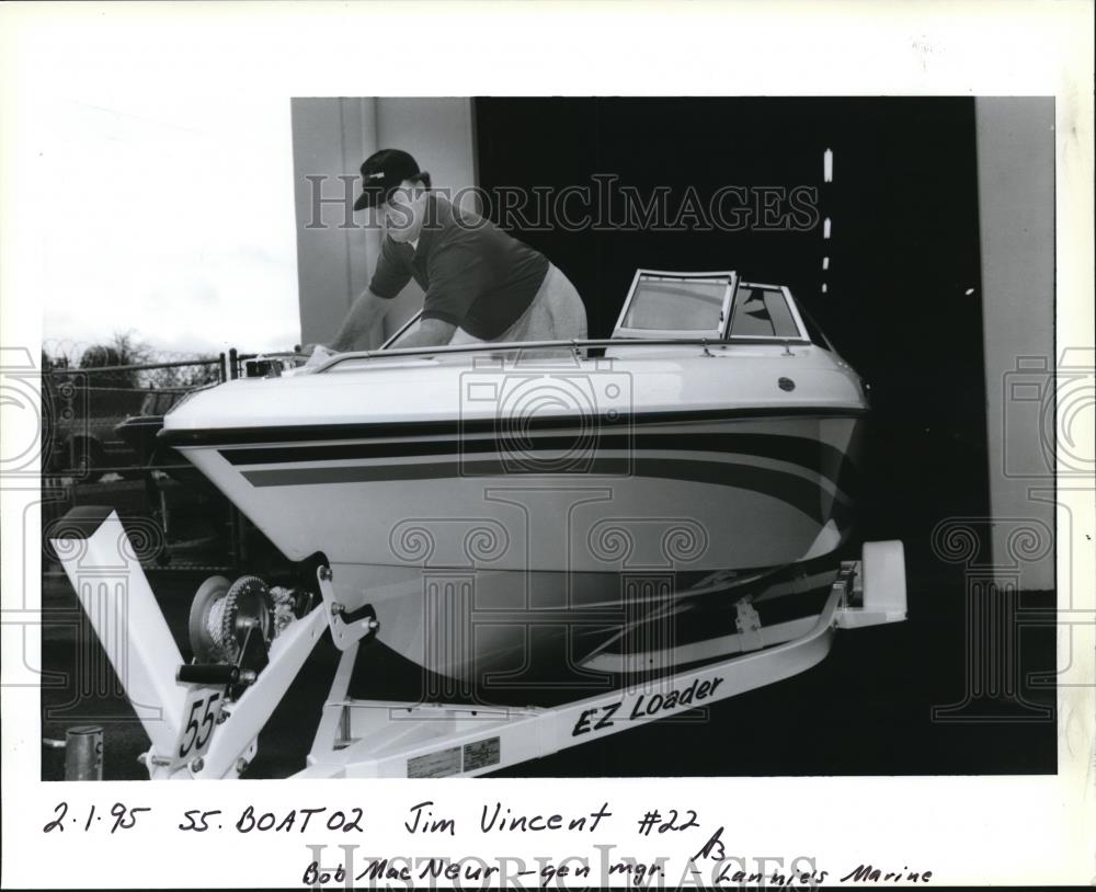 1995 Press Photo Bob MacNeur-General Manager at Lennies Motors - orb03308 - Historic Images