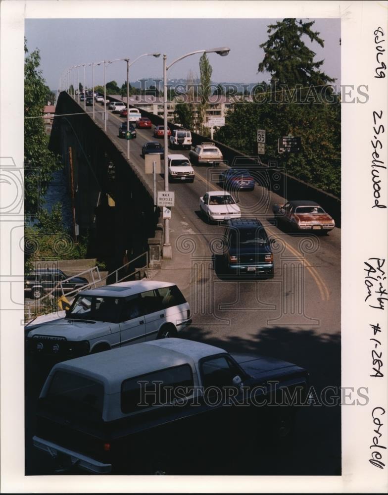 1999 Press Photo Traffic on Sellwood Bridge - orb04301 - Historic Images