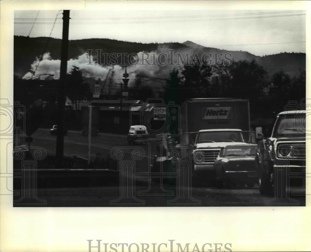 1981 Press Photo Industrial smoke and traffic in Rogue Valley Jackson county - Historic Images