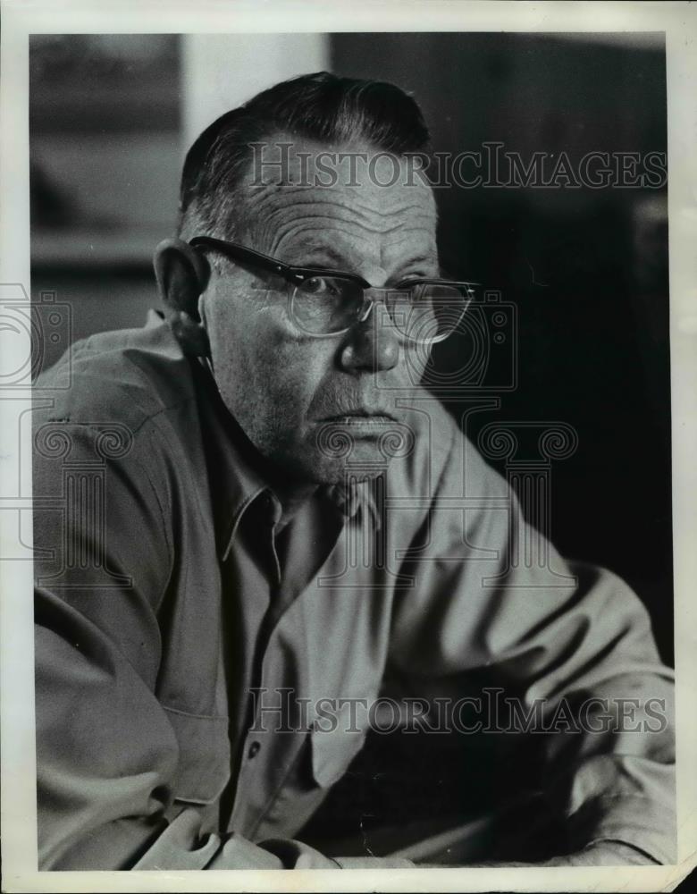 1977 Press Photo Victor West probably knows more about ships and shipwrecks. - Historic Images