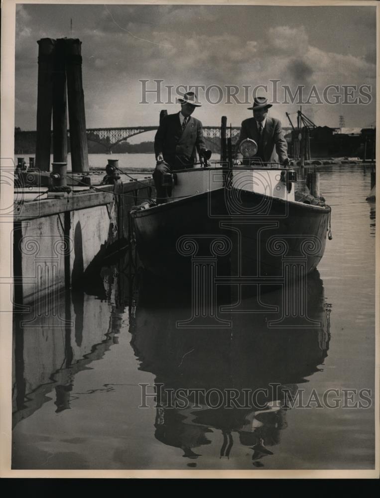 1948 Press Photo Otto Herman whaleboat gift to park bureau, swarms from Elk Rock - Historic Images