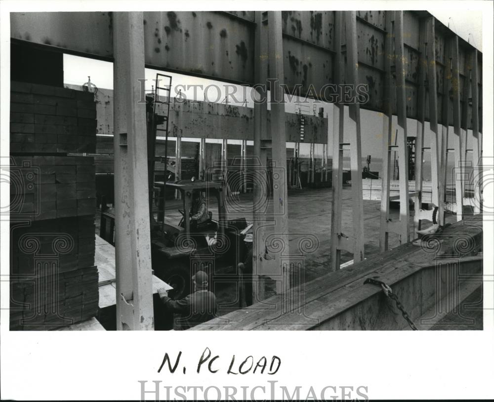 1987 Press Photo Workmen aboard barge from Vancouver for Sause Bros