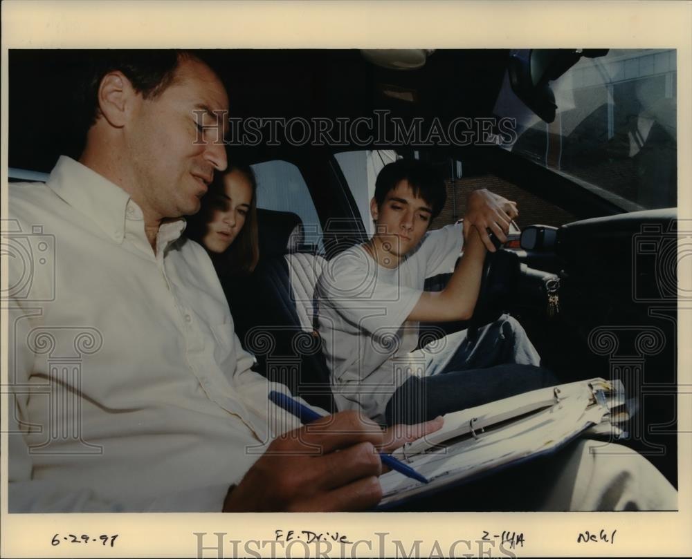 1998 Press Photo Teenagers listen to the driving test officer - orb52868 - Historic Images