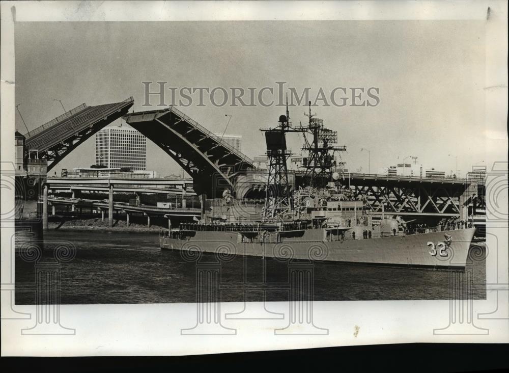 1975 Press Photo Guided missile destroyer John Paul Jones under Morrison Bridge - Historic Images