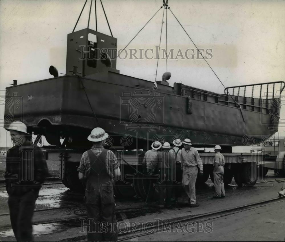 1944 Press Photo Rigger Loads Landing Craft for Transport Ship by Gunderson Bros - Historic Images