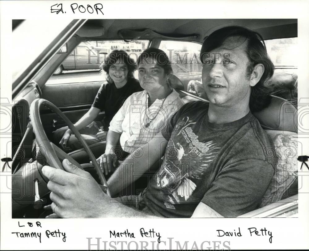 1989 Press Photo Tammy, David Martha Petty car parked at I84 Rest Area Rowena - Historic Images