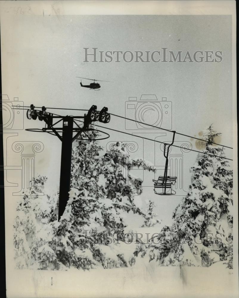 1974 Press Photo US Army Nat&#39;l Guard helicopter searches to land at Timberline - Historic Images