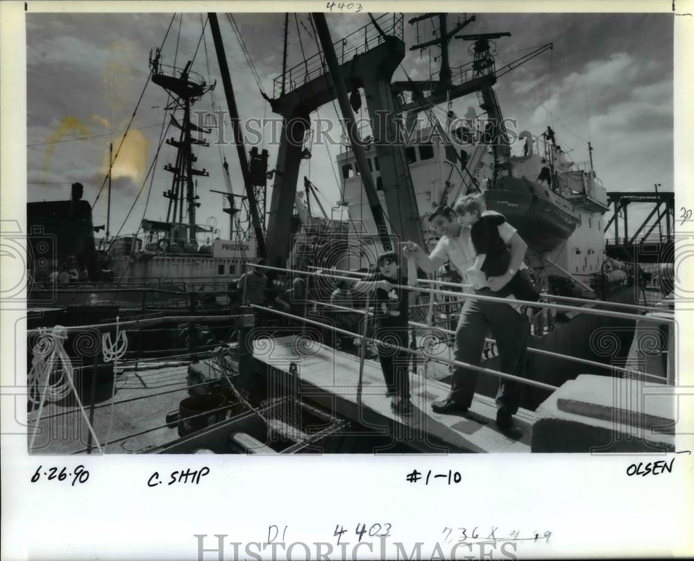1990 Press Photo Uraniya Ship -Chip Morris takes his sons Cameron &amp; Christopher - Historic Images