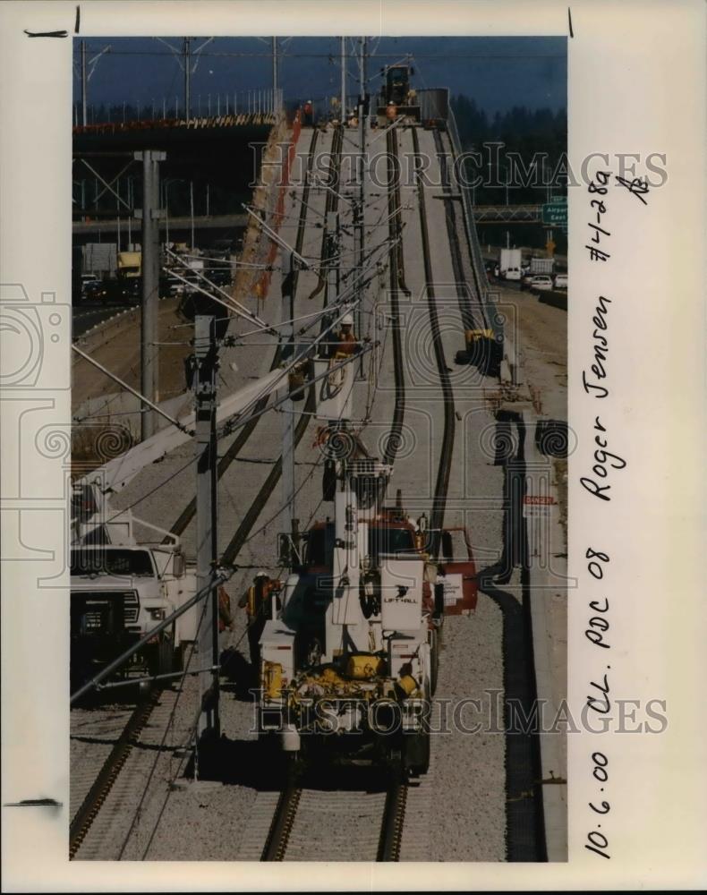 2000 Press Photo Workmen Fixing the Cable at Light Rail in Portland Airport - Historic Images