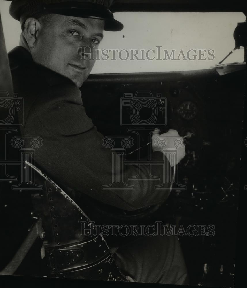 1934 Press Photo Pilot Herschel Laughlin - ora54676 - Historic Images