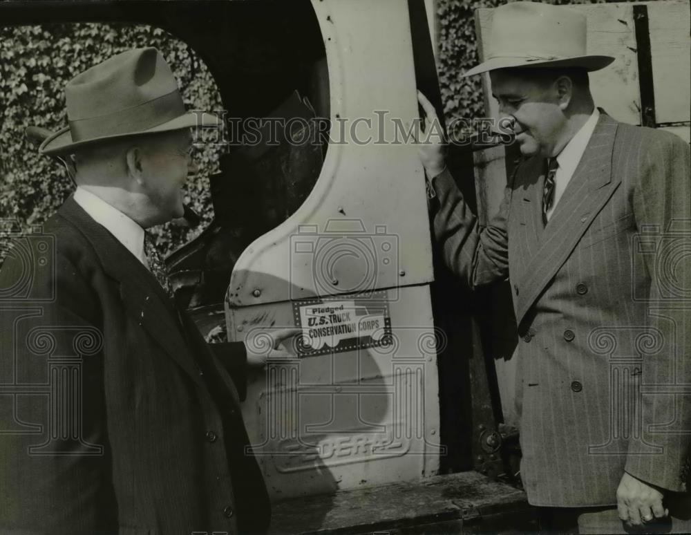 1942 Press Photo Commissioner Fred L. Peterson and Joe Fisher beside a US truck - Historic Images