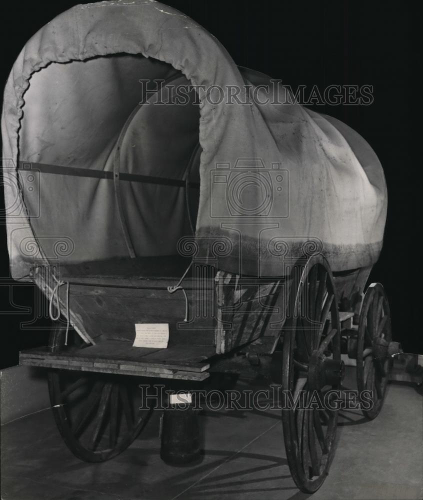 1950 Press Photo Covered wagon used by T.H. Blair when he came to Oregon - Historic Images