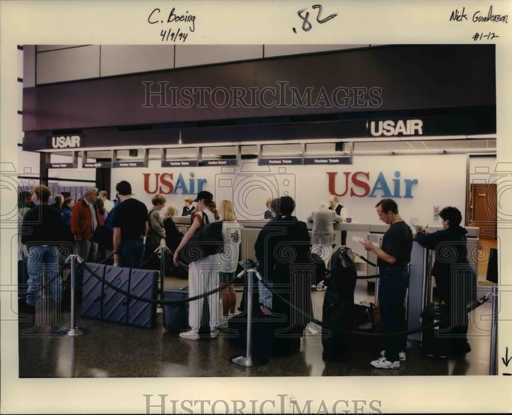 1994 Press Photo Waiting in line at US Air - ora99116 - Historic Images