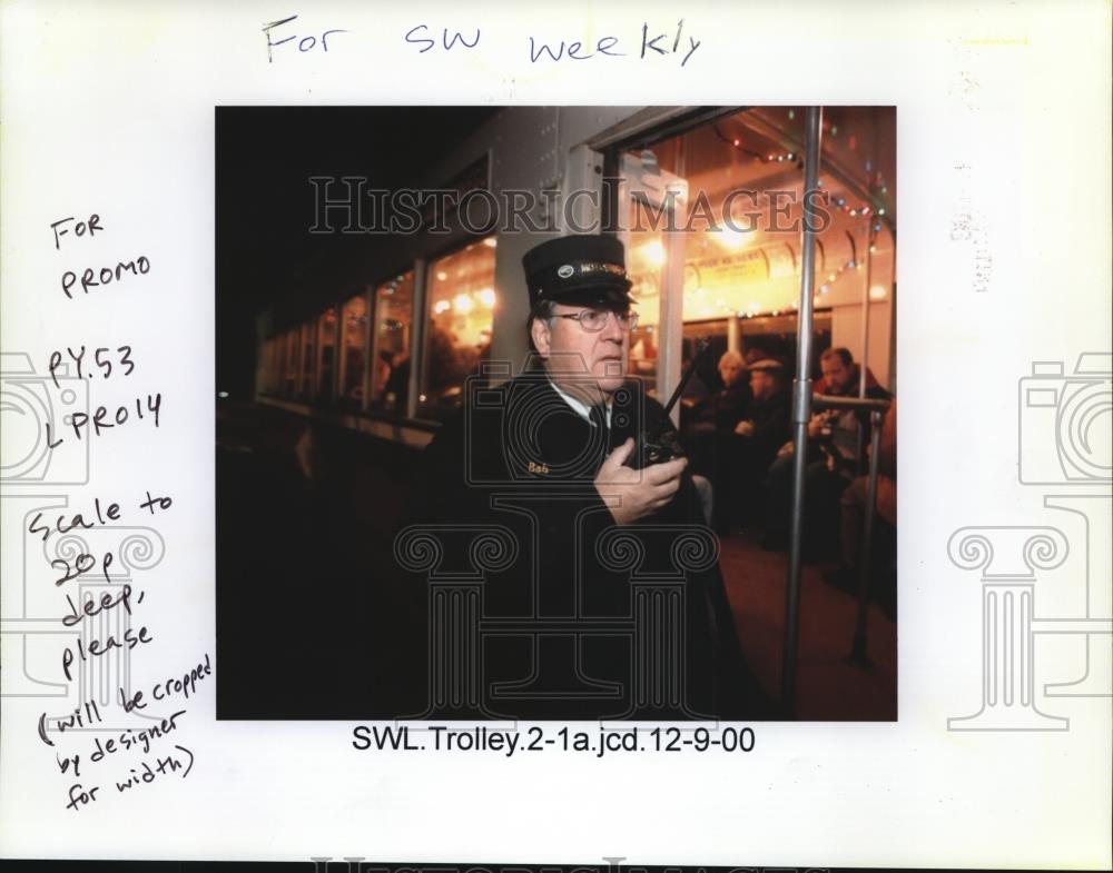 2000 Press Photo An officer making sure the trolley is properly organize - Historic Images