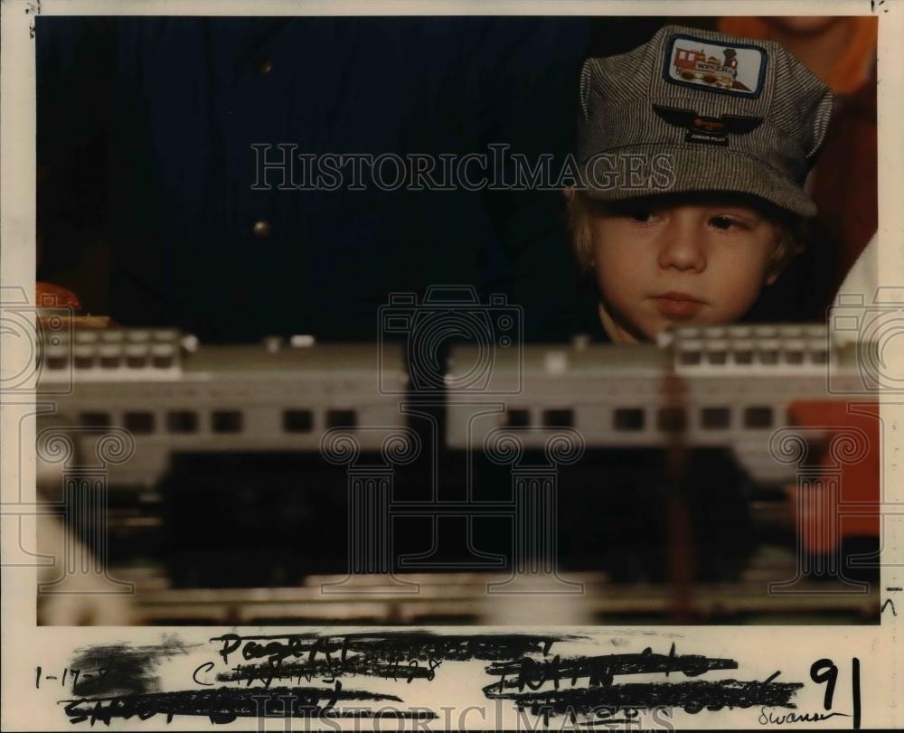 1987 Press Photo Jesse Chapman Marvels at a Model Train on Display o