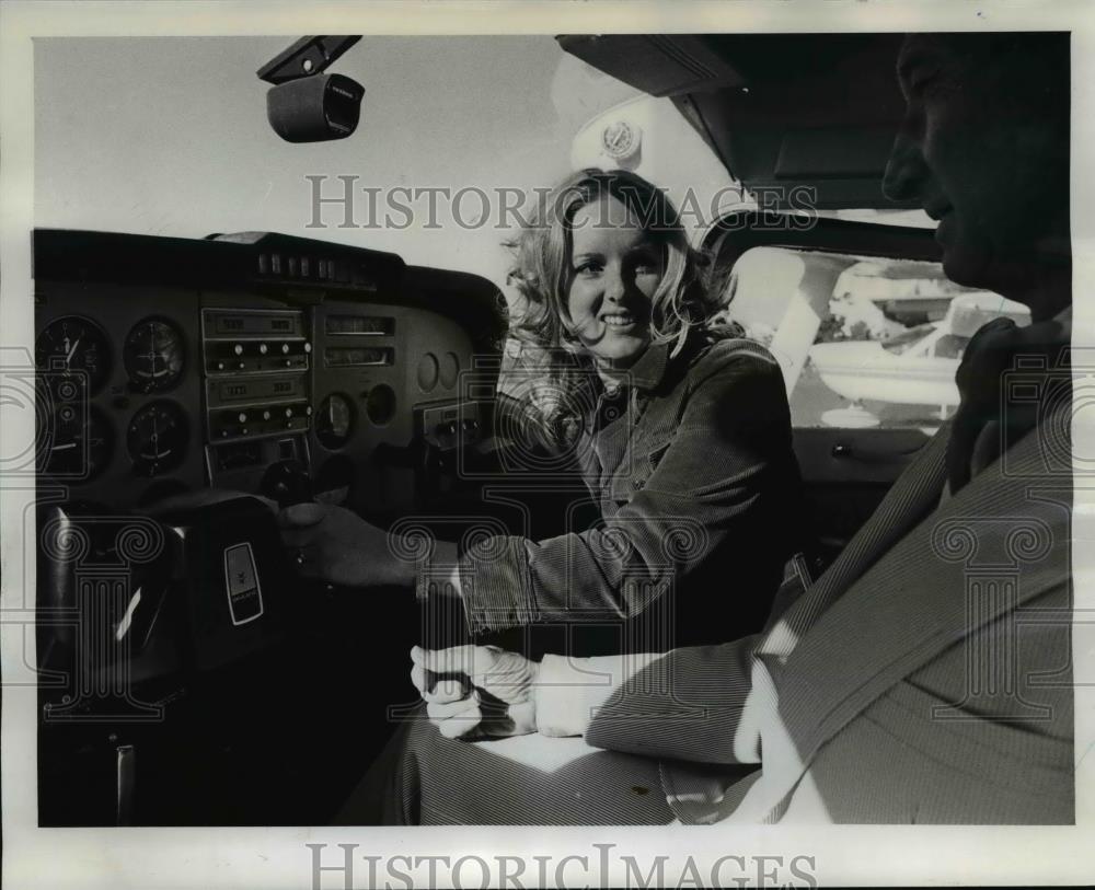1974 Press Photo Sherry Engman Skyways Flight Instructor In Cockpit - ora98684 - Historic Images