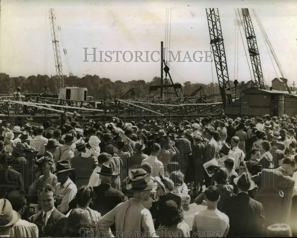 1942 Press Photo Navy tugboats Tawasa &amp; Takesta ceremony Commercial Iron Works - Historic Images