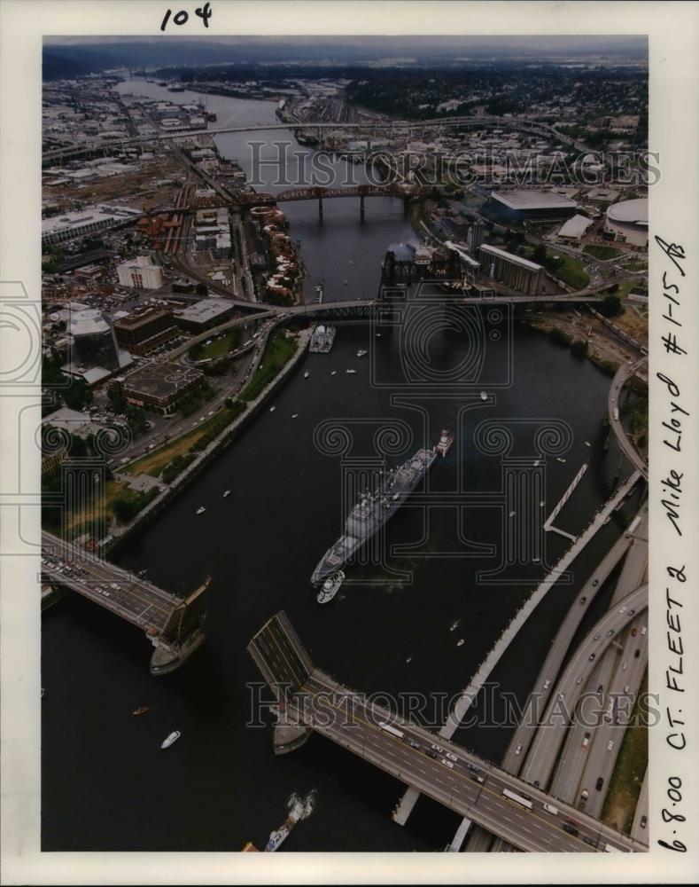 2000 Press Photo An aerial view of the fleet at the Portland Rose Festival - Historic Images