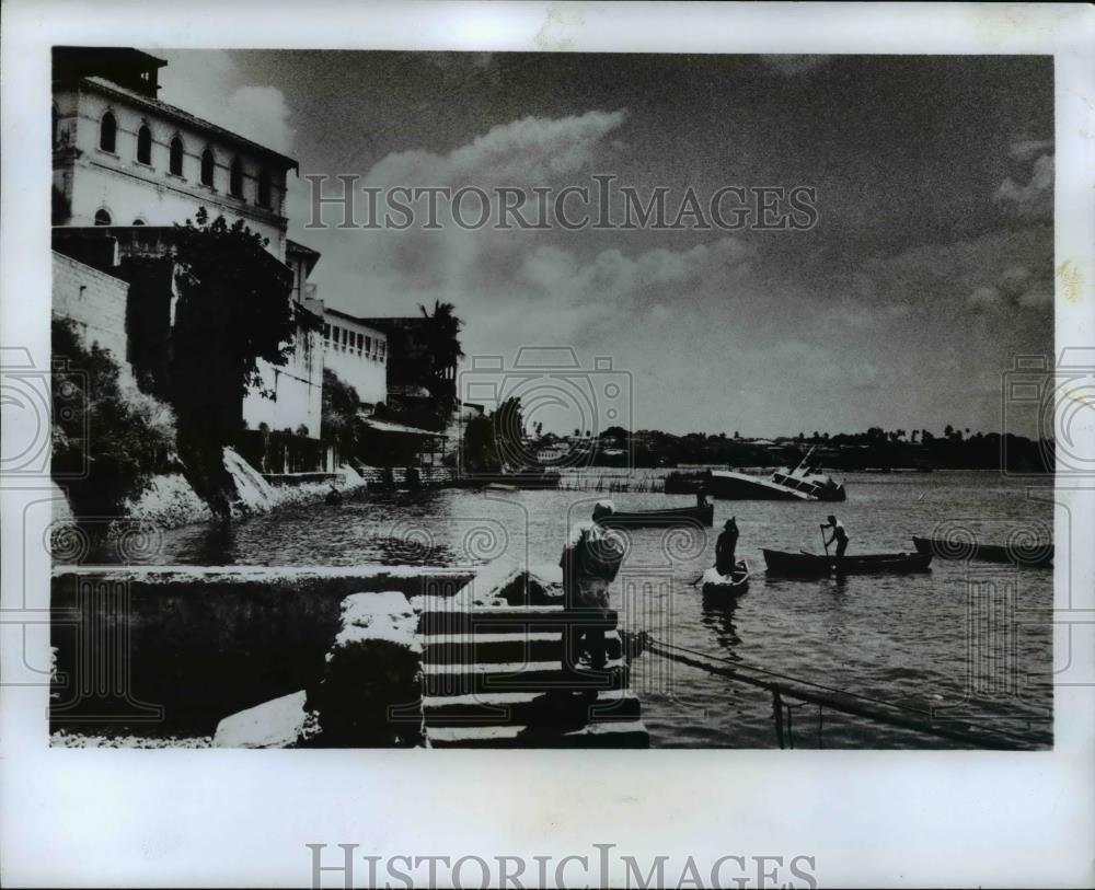 1977 Press Photo Junks of China and Portuguese galleons used to call at old port - Historic Images