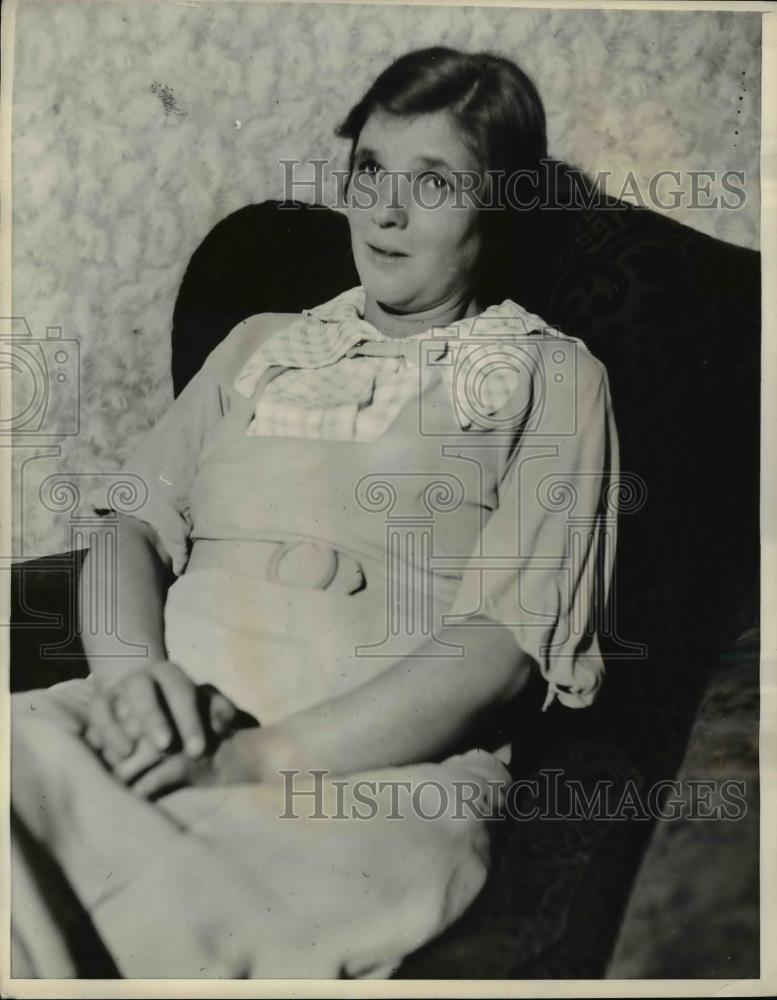 1935 Press Photo Mrs.Adelaine Lewis charge Rev.Paul J. Shaffer for attacking her - Historic Images