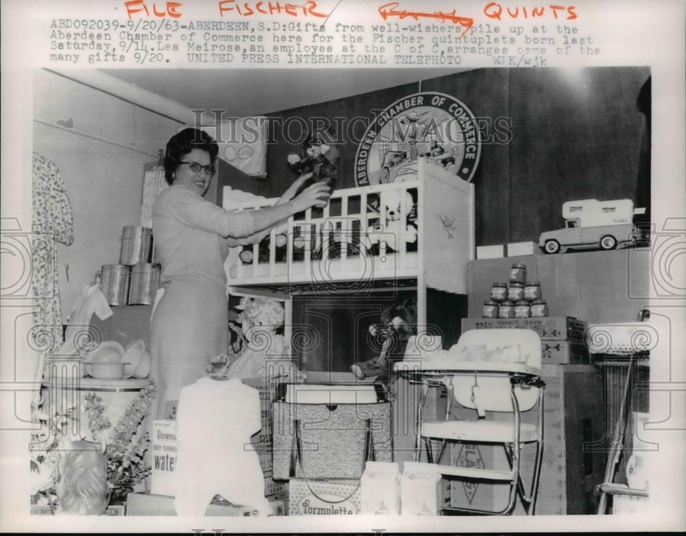 1963 Press Photo Gift from well wishers for the Fischer quintuplets born - Historic Images