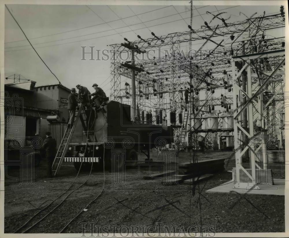 1947 Press Photo Portland General Electric Company&#39;s new portable substation - Historic Images