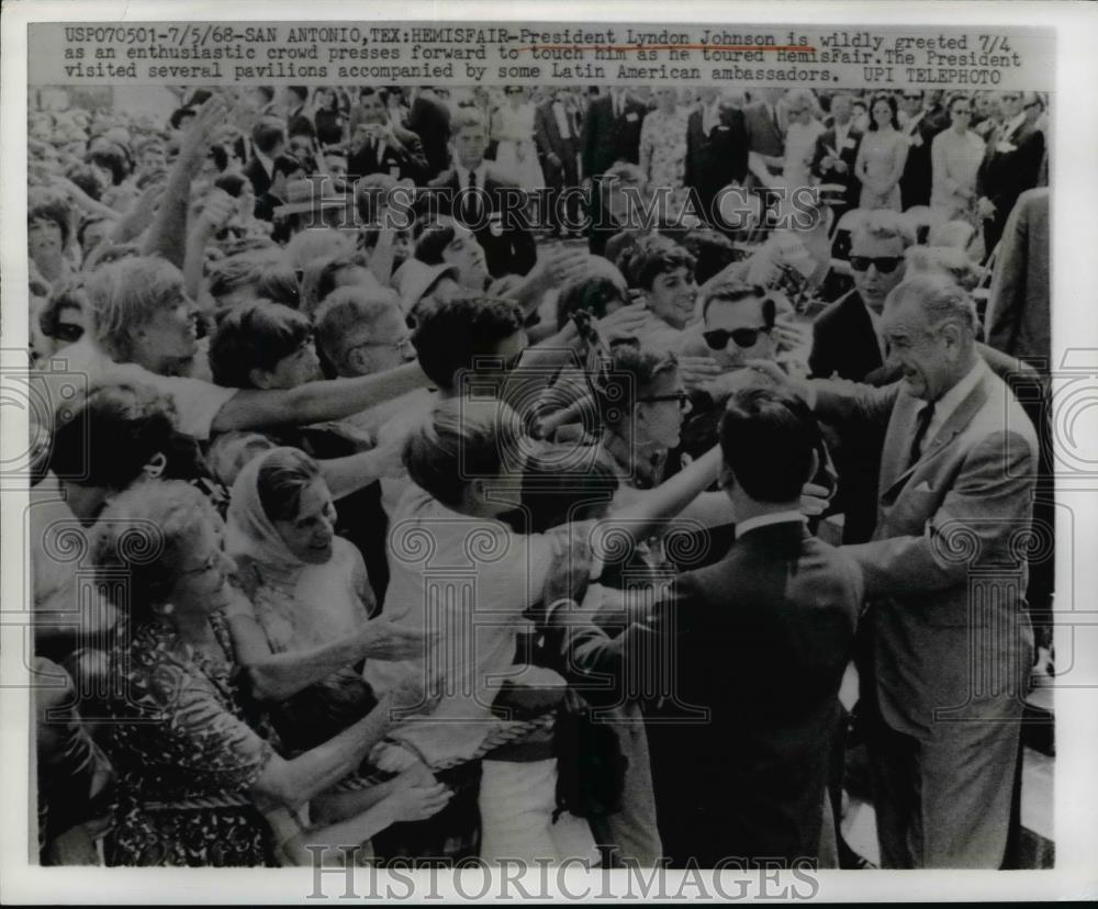 1968 Press Photo Pres. Lyndon Johnson greeted by crowd at San Antonio Texas - Historic Images